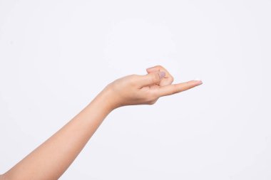 Bir kadının parmağına bir damla kalın beyaz el kremi. Hafif bir arka planda tımarlanmış eller