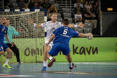 ZAGREB, CROATIA - 14 Eylül 2023: Makina Avcıları Şampiyonlar Ligi, HC Zagreb - THW Kiel. Zagreb oyuncusu golü atıyor