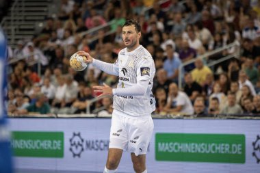 ZAGREB, CROATIA - 14 Eylül 2023: Makina Avcıları Şampiyonlar Ligi, HC Zagreb - THW Kiel. THW Kiel oyuncusu Domagoj Duvnjak sahada top elinde.