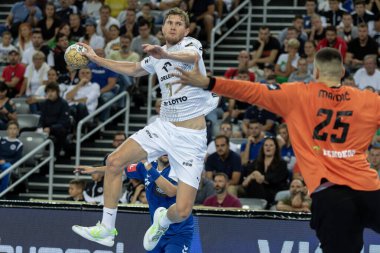 ZAGREB, CROATIA - 14 Eylül 2023: Makina Avcıları Şampiyonlar Ligi, HC Zagreb - THW Kiel. kaleye ateş ediyor.