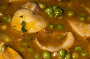 Bezelye ve mürekkep balığı kalamar çorbası..