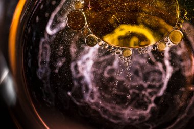 Su çözeltisi içinde eriyen soyut kabarcık parçacıklarının ayrıntıları.