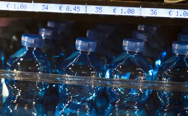 自動販売機における水のボトルの詳細 — ストック写真