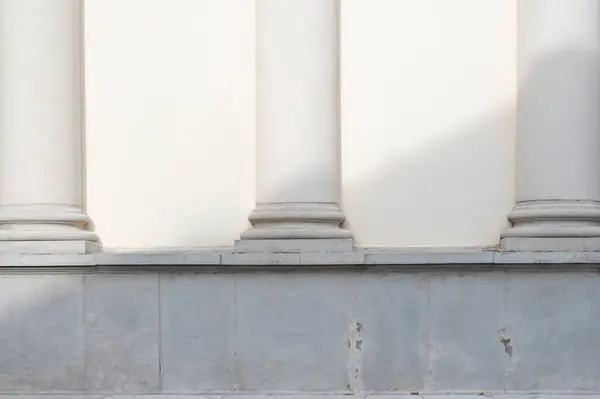 Kolumny Architektoniczne Białej Ścianie Szczegółowo Cień Budynku Przed Kościołem Obrazy Stockowe bez tantiem