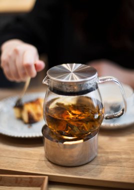 Gevşek yapraklı çaydanlık sıcacık bir kafede oturur..