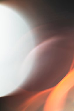 Bulanık sıcak ve serin ışık tonlarını içeren yumuşak odaklı soyut resim.