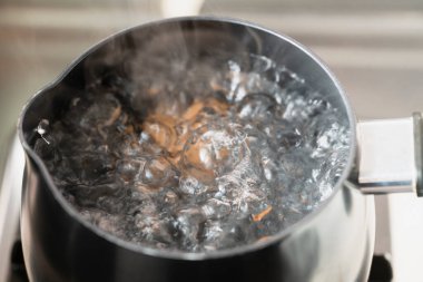 Suda yumurta kaynatmak. Yemek fotoğrafı..