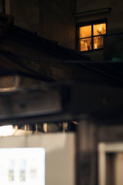 Geceleri evin penceresinde sıcak bir ışık yanar..