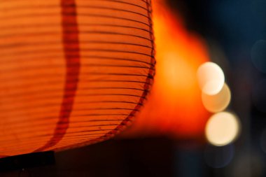 Japon fenerlerinin sırası, şehir gece sahnesinde usulca parlıyor..