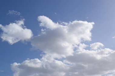 Panorama Mavi gökyüzü ve beyaz bulutlar. Mavi gökyüzü arka planında kabarık bulut