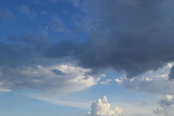 Panorama Blue Sky Bílé Mraky Nadýchaný Mrak Modrém Nebi Pozadí — Stock fotografie