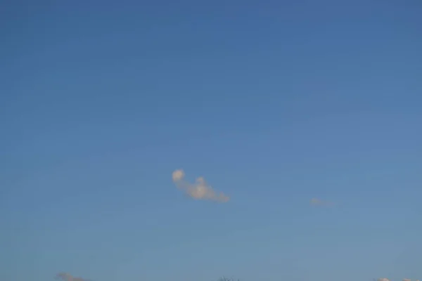 Panorama Mavi Gökyüzü Beyaz Bulutlar Mavi Gökyüzü Arka Planında Kabarık — Stok fotoğraf