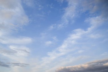 Mavi gökyüzündeki bulutlar