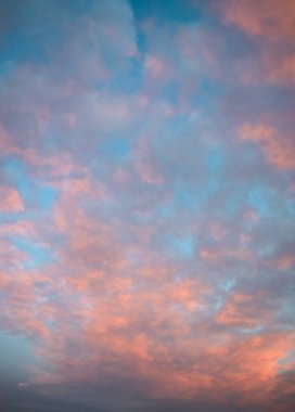 Güzel gün batımı gökyüzü bulutlu