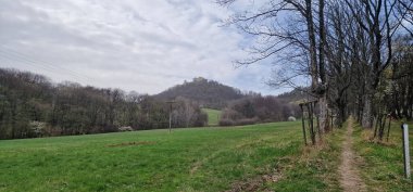 Buchlov Şatosu İlkbahar gününde tepede