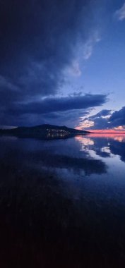 Mlyny sahilinde gün batımı, Güney Moravya 'daki su rezervleri.