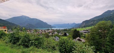 Wolfgangseeblick Lake Wolfgang 'ın İngilizce görüntüsü, Avusturya' nın Salzkammergut bölgesinde yer alan Wolfgangsee 'nin nefes kesici panoramik manzarasına atıfta bulunuyordu..