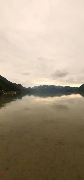Wolfgangsee Gölü yakınlarındaki akşam manzarası.