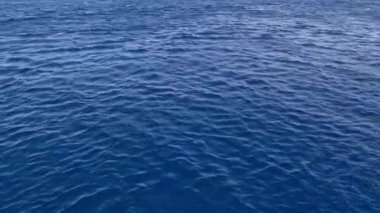 Mavi deniz ve gökyüzü. Deniz yüzeyi