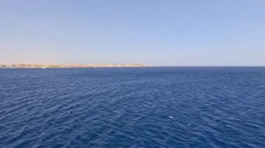 Mavi deniz ve gökyüzü. Deniz yüzeyi