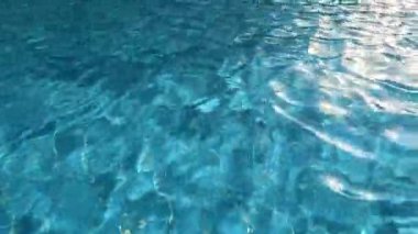 Havuzda su yüzeyi var. Yüzme havuzu geçmişi. Mavi su dokusu.