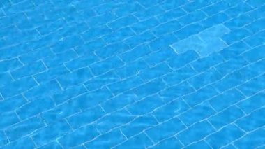 Havuzda su yüzeyi var. Yüzme havuzu geçmişi. Mavi su dokusu.
