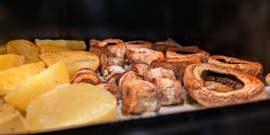 Fırında fırınlanmış patates ve mantar dilimleri.