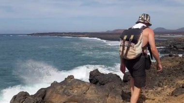 Sırt çantalı gezgin dünyayı geziyor..