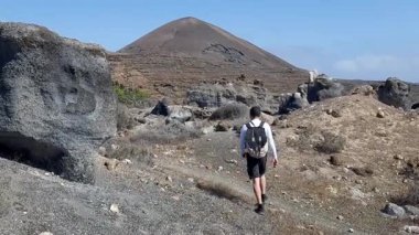 Sırt çantalı gezgin dünyayı geziyor..