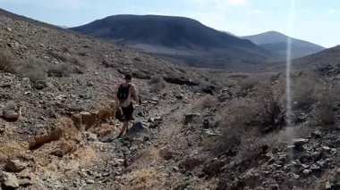 Sırt çantalı gezgin dünyayı geziyor..