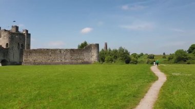 Dolomitler, Güney Tyrol, İtalya Alp Yansımaları ve Dağ Manzarası 'ndaki Carezza Gölü (Karersee)