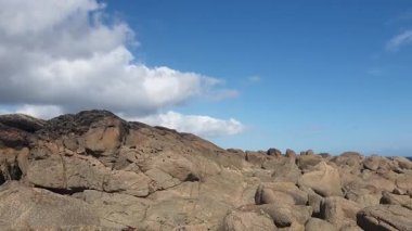 Dolomitler, Güney Tyrol, İtalya Alp Yansımaları ve Dağ Manzarası 'ndaki Carezza Gölü (Karersee)