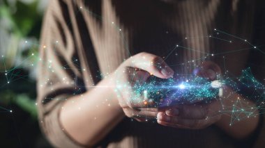 Sosyal medya için akıllı telefon kullanma kavramı. Sosyal medyada sörf yapmak için akıllı telefonu kullanan, haberleri kontrol eden, bağlantı ağını gösteren hareketli oyunlar oynayan bir kadın..