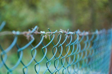 İç içe geçmiş metal örgülerden yapılmış, düşük derinlikte...