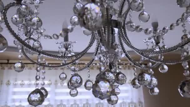 Lampu Gantung Yang Indah Dengan Manik Manik Kaca Berbentuk Berlian — Stok Video