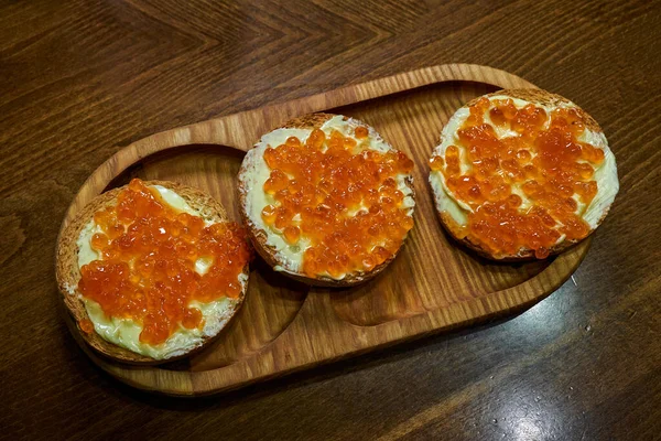Sanduíches Com Caviar Vermelho Uma Bandeja Madeira — Fotografia de Stock