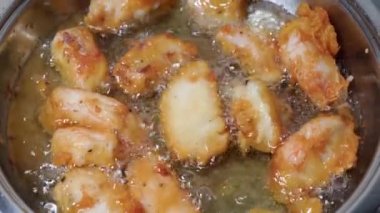 Hamur içindeki balık parçaları yağda kızarır ve kıtır kıtır kıtır olur...