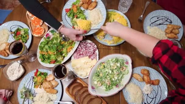 보이는 알아볼 수없는 사람들로 이루어진 우정적 무리가 음식을 식사를 모습이다 — 비디오