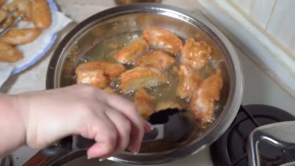 Mão Uma Mulher Vira Pedaços Peixe Fritos Óleo Fervente — Vídeo de Stock