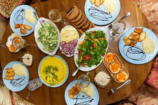 Pemandangan Dari Atas Meja Makan Yang Meriah Dan Banyak Hidangan — Stok Foto