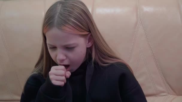 Seorang Gadis Sekolah Batuk Parah Dan Mencengkeram Tenggorokannya Dia Sakit — Stok Video