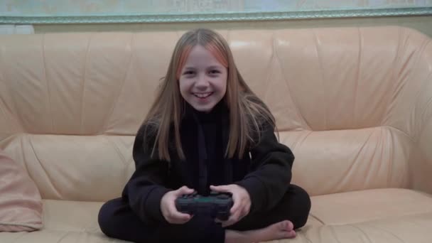 Ein Junges Mädchen Mit Einem Spielbaren Steuerknüppel Der Hand Spielt — Stockvideo