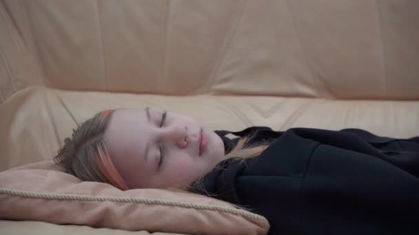 Fáradt Fiatal Lány Fekszik Kanapén Fokozatosan Becsukja Szemét Elalszik — Stock videók