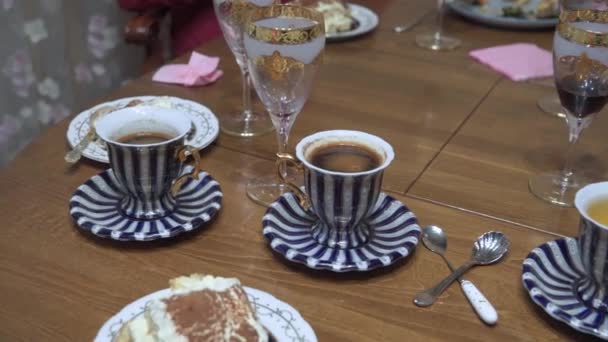 Rodzinna Kolacja Stole Filiżanki Kawy Herbaty Różne Słodycze Ręce Ludzi — Wideo stockowe