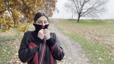 Soğuk havada orta yaşlı bir kadın çok soğuktur ve kendini ısıtmaya çalışır...