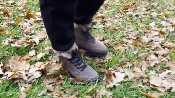 Piedi Delle Donne Scarpe Calde Camminano Erba Verde Con Foglie — Video Stock