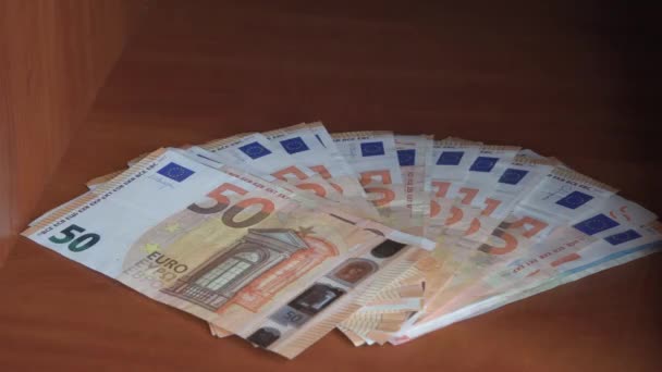 Mannens Hand Öppnar Skåpet Och Tar Euro Sedlar Varefter Skåpet — Stockvideo