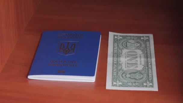 Mano Del Hombre Abre Gabinete Toma Pasaporte Ucraniano Último Dólar — Vídeos de Stock
