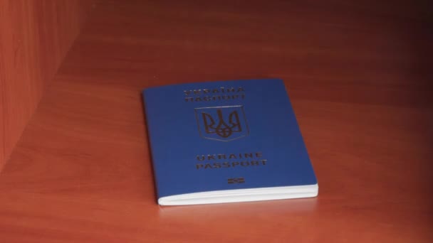 Мужская Рука Берет Украинский Паспорт Эмиграции Полки Шкафа Пустой Шкаф — стоковое видео
