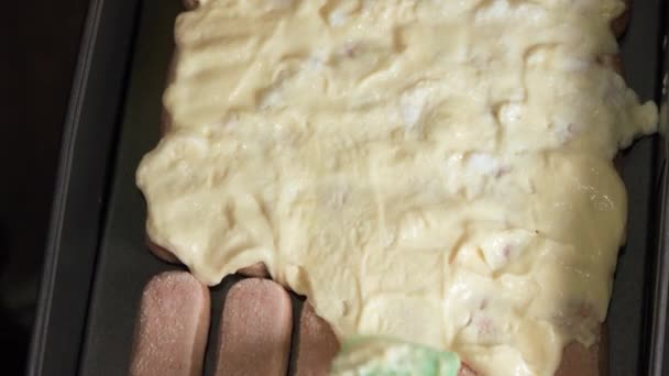 Süße Sahne Auf Die Plätzchenoberfläche Auftragen Während Der Tiramisu Kuchen — Stockvideo